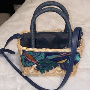 Basket drawstring purse w/leaf detail.
